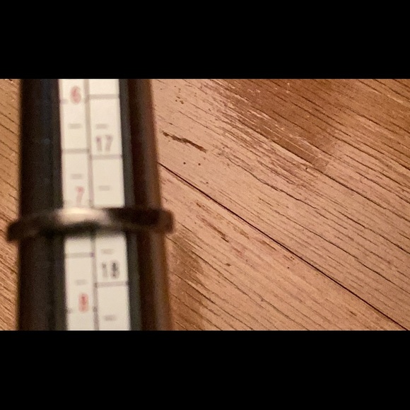 925 sterling silver band with round faceted pink stone in raised cage sett - Picture 5 of 5